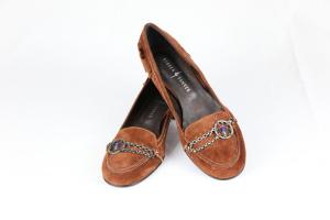 Zapato tacón bajo tipo Oxford sin cordones.