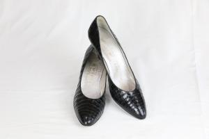 Zapato negro de lagarto, tacón de aguja.