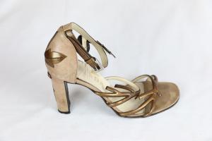 Sandalias de tiras de cobre.