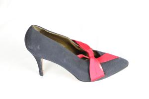 Zapato negro con cintas rojas, tacón aguja alto