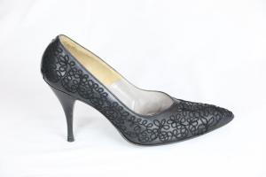 Zapato con relieve tacón alto aguja.