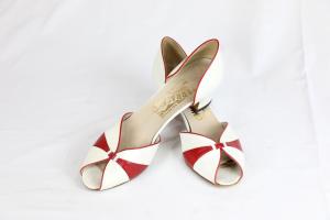 Zapato bicolor tipo Peep Toes.