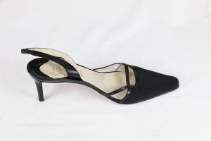 Zapato con cintas y punta estrecha.