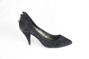 Zapato tacón alto aguja con lazo posterior.