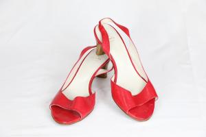 Zapato de tacón  en madera tipo Peep Toes.