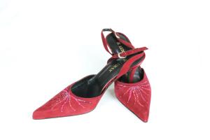 Zapato tacón alto, tiras posteriores, sin talón.