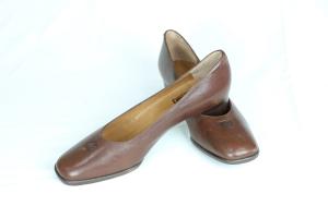 Zapato tipo mocasín, tacón bajo.
