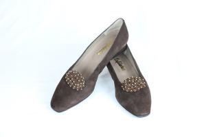 Zapato tipo mocasín con tacón bajo.