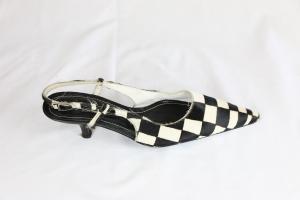 Zapato cuadros negros y blancos.