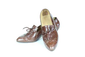 Zapato cerrado con tacón tipo cubano.