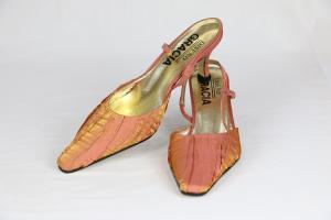 Zapato de tacón sin talón con cintas traseras.