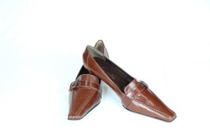Zapato tacón bajo y punta afilada.