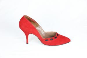 Zapato de tacón aguja alto.