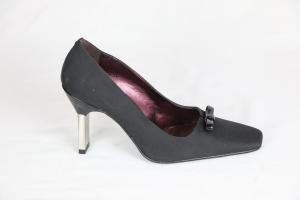 Zapato negro tacón alto.