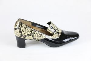 Zapato de charol negro y serpiente.