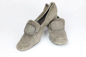 Zapato gris ratón con tacón cuadrado.