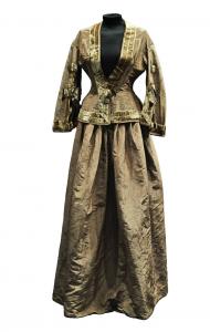 Vestido marrón con falda y chaqueta en Moaré.
