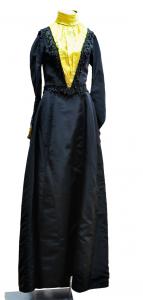 Traje negro con pecho amarillo